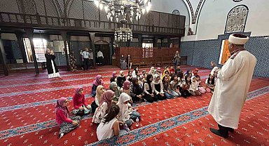 Kur'an kursu öğrencileri Hüsrev Paşa Camii'nin manevi atmosferini teneffüs etti