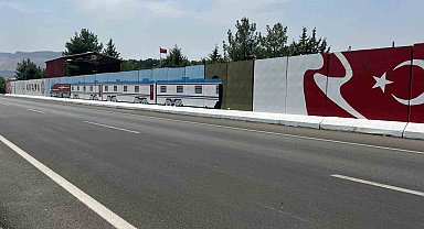 Kurtalan ekspresi motifli güvenlik noktaları dikkat çekiyor