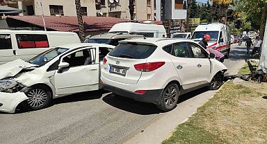 Kuşadası'nda freni tutmayan araç kazaya neden oldu: 5 yaralı