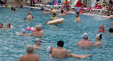 Kütahya'da sıcaklardan bunalanlar termal havuzlara akın ediyor
