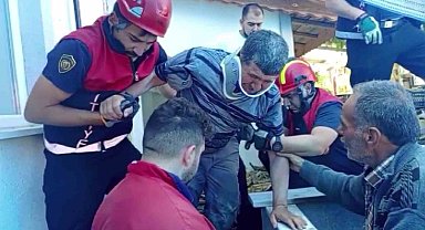 Kuyuya düşen sağır ve dilsiz adam, kendisini kurtaran itfaiyeciye sarılarak teşekkür etti