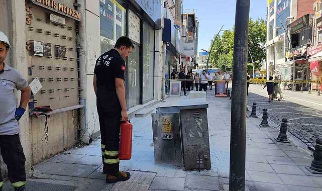 Lüleburgaz'da kaldırımdaki elektrik panosunda yangın