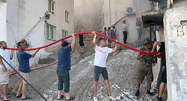 Mahalle sakinlerinden alevlere karşı insan zinciri