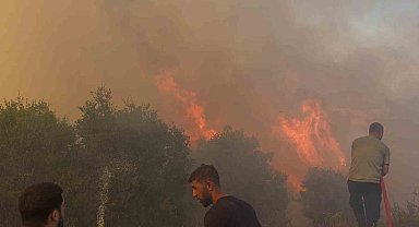 Mahallede çıkan yangın paniğe neden oldu: Vatandaşlar ve itfaiye alevlere karşı mücadele etti