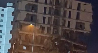 Malatya'da ağır hasarlı 7 katlı bina saniyeler içerisinde yerle bir oldu