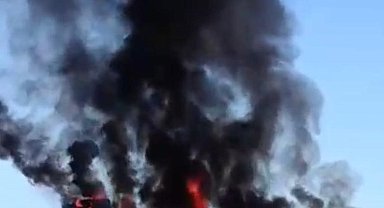 Malatya'da bariyerlere çarpan tır alev aldı