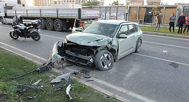 Malatya'da kontrolden çıkan araç refüje çarptı: 3 yaralı