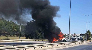 Manavgat'ta bariyerlere çarpan otomobil alev aldı: 2 yaralı