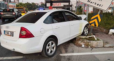 Manavgat'ta iki otomobil kavşakta çarpıştı: 1 yaralı