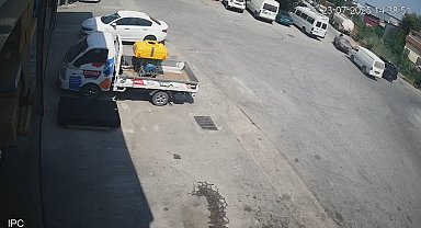 Manavgat'ta iki otomobilin çarpıştığı anlar kamerada