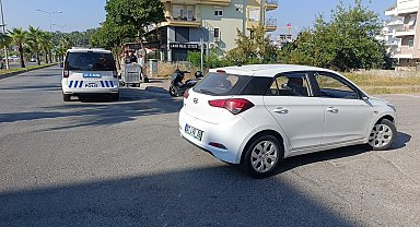 Manavgat'ta otomobil ile çarpışan motosikletli yaralandı