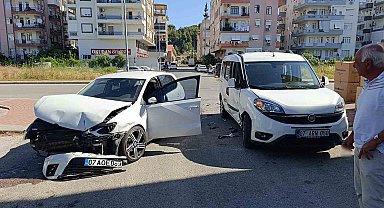 Manavgat'ta otomobil ile hafif ticari araç çarpıştı: 1 yaralı