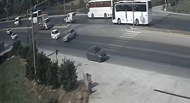 Manavgat'ta otomobilin U dönüşü sonrası kaza anı kamerada