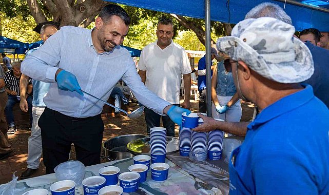 Manavgat'ta vatandaşlara aşure ikram edildi