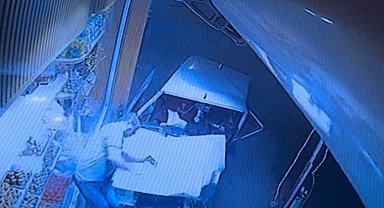 Manevra yapan araca vuran Tofaş kontrolden çıktı, kaldırımda yürüyen vatandaşa böyle çarptı