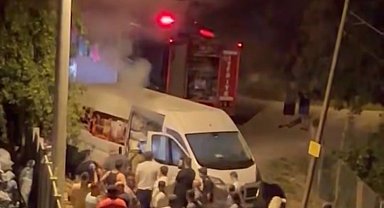 Mangal kömürü yüklü minibüste yangın