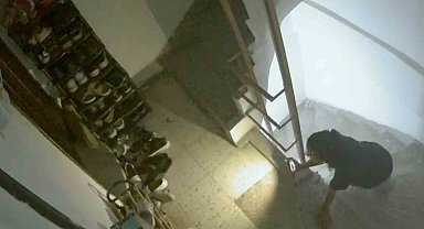 Manisa'da ayakkabı hırsızı güvenlik kamerasına yakalandı