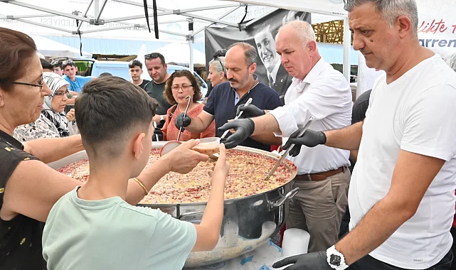 Manisa'da geleneksel aşure dağıtımı devam ediyor