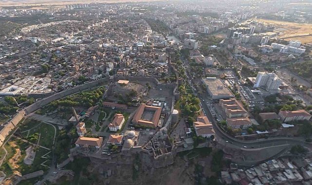 Manzara tutkunları havadan Diyarbakır'ın tarihi yerlerini keşfediyor