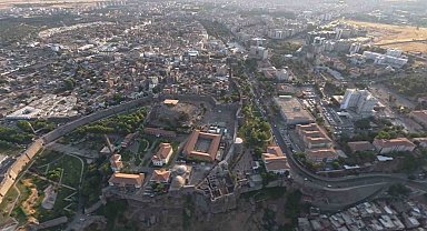 Manzara tutkunları havadan Diyarbakır'ın tarihi yerlerini keşfediyor