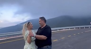 Manzarasıyla mest eden yolda ilgi odağı olan dans