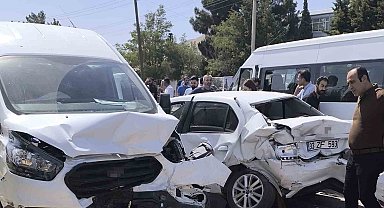 Mardin'de freni patlayan tır, ışıkta bekleyen araçlara çarptı: 7 yaralı