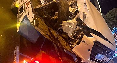 Mardin'de otomobil direğe çarptı: 2 yaralı