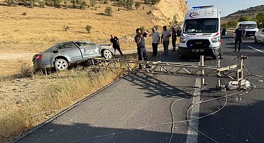 Mardin'de otomobil elektrik direğine çarptı: 3 yaralı