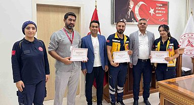 Mardin'de yangına müdahale ederek takdir toplayan sağlıkçılar ödüllendirildi