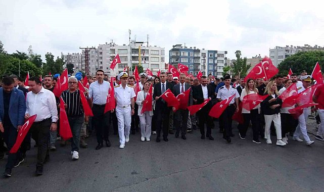 Mersin'de 15 Temmuz anma yürüyüşü düzenlendi, demokrasi nöbeti tutuldu