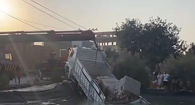 Mersin'de freni patlayan kamyon sulama havuzuna düştü