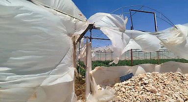 Mersin'de rüzgar seralarda hasara yol açtı