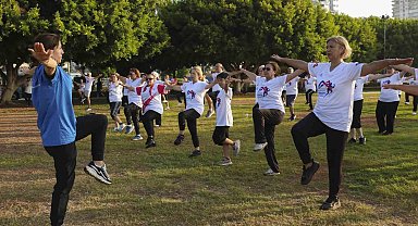 Mersin'de sabah sporları deniz kenarında yoğun ilgiyle devam ediyor