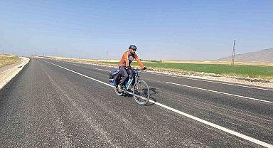 Mersinli bisikletçi Van Gölü için pedal çevirdi
