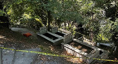 Mezarda bal mumundan yapılmış bebek ve bebeğe sarılı muska bulundu