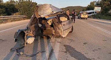 Minibüsle çarpışan otomobil ikiye bölündü: 11 yaralı
