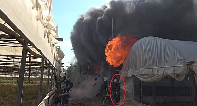 Mobilya atölyesi yangınında faciadan dönüldü: Duvar çöktü, itfaiye erleri son anda kurtuldu