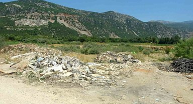 Moloz yığınları Karabağlar Yaylası'nı tehdit ediyor