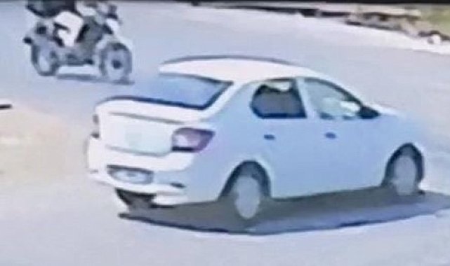 Motosiklet ile otomobilin çarpıştığı kaza kamerada