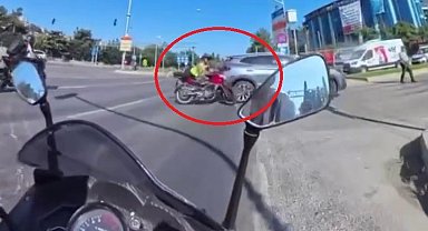 Motosiklet ile SUV aracın çarpışması kask kamerasında