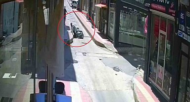 Motosiklet kaydı, yolcusu yaralandı: O anlar kamerada