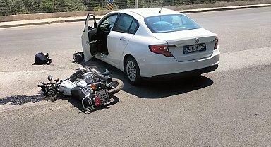 Motosiklet, otomobille çarpıştı: 1 yaralı
