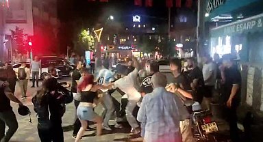 Motosiklet sürücüsü ile yaya arasında çıkan kavgada tekme ve yumruklar havada uçuştu