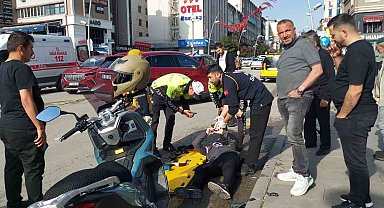 Motosiklet sürücüsü yola savruldu, cep telefonuyla iletişimini kesmedi