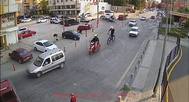 Motosiklete bağladığı iple ana yolda bisikleti çeken sürücü cezasız kalmadı