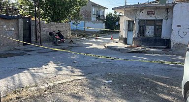 Motosikletiyle kaldırımdaki ahşap plakaya çarpan sürücü kurtarılamadı