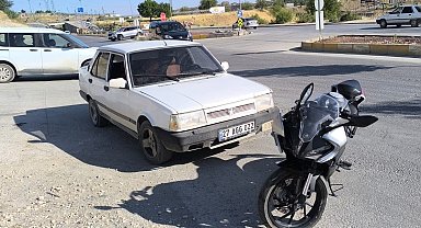 Motosikletle otomobil çarpıştı: 2 yaralı