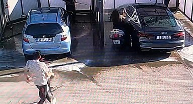 Motosikletli genç kız benzinlikte yıkanan otomobile çarptı: Yakıt istasyonundaki kaza kamerada