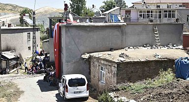 Mutki'de şehidin evine Türk bayrağı asıldı