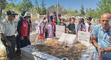 Öğretmen; Çanakkale'den getirdiği toprağı gazilerin mezarlarına bıraktı